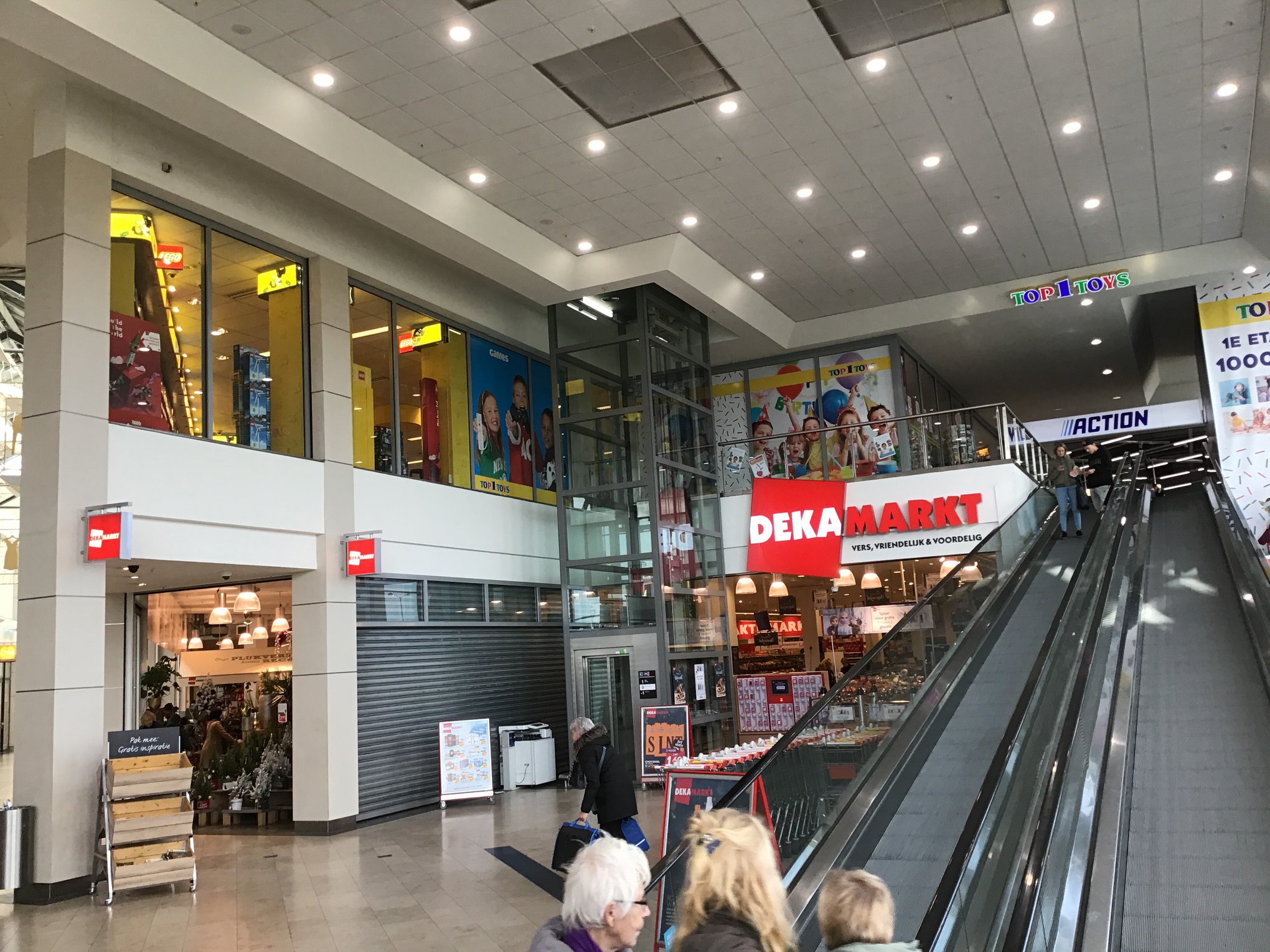 Winkelcentrum in Heerhugowaard gesloten en ontruimd door scheuren in plafond parkeergarage