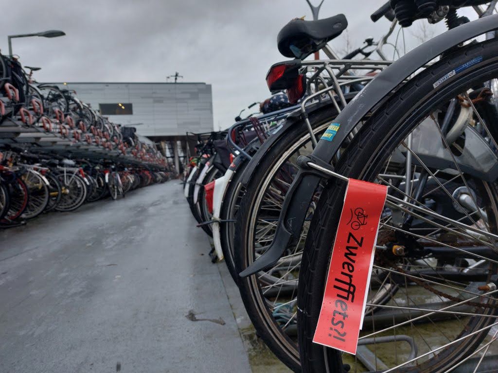 Gestickerde wrak- en weesfietsen worden bij station en kermisgebied opgehaald