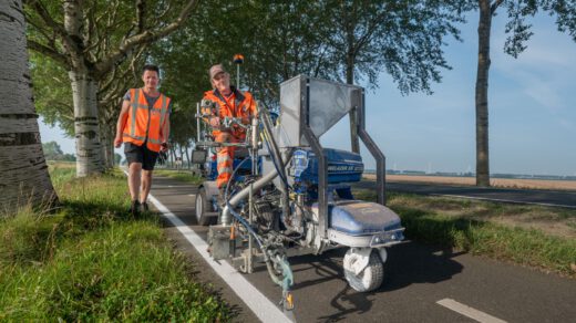 Provincie is begonnen met aanbrengen van witte streep aan randen van provinciale fietspaden