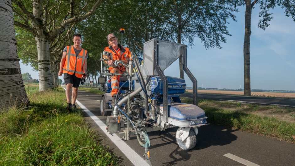 Provincie is begonnen met aanbrengen van witte streep aan randen van provinciale fietspaden