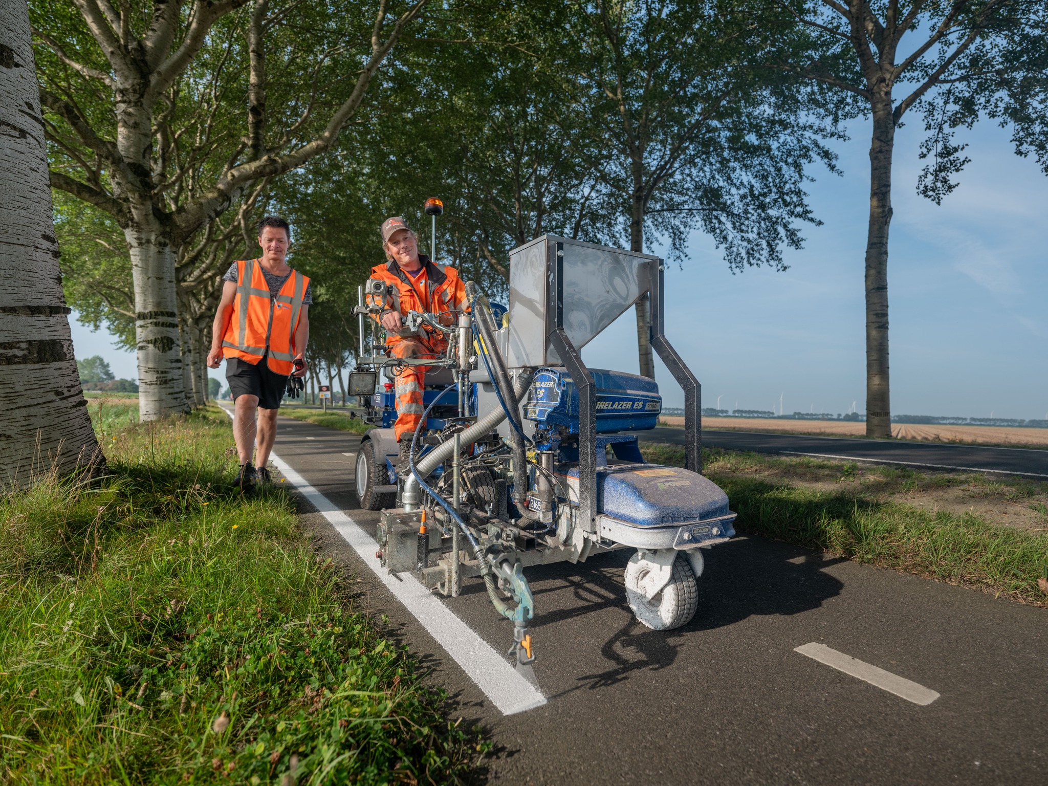 Provincie is begonnen met aanbrengen van witte streep aan randen van provinciale fietspaden