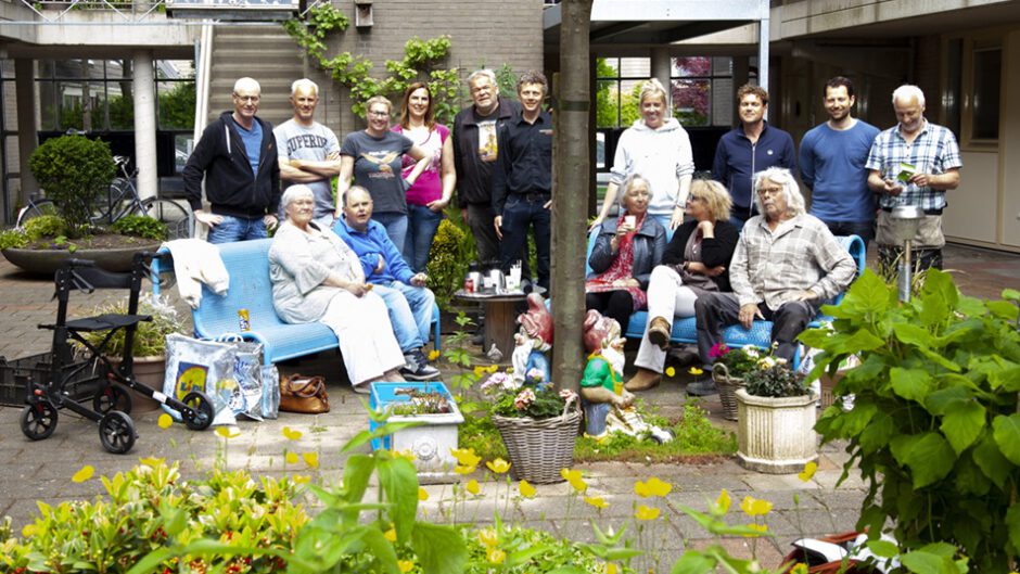 Medewerkers de wijk in tijdens geslaagd Kennemer Wonen Geeft Thuis