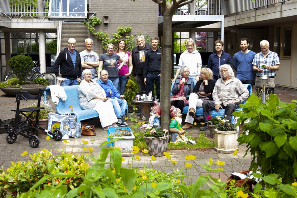 Medewerkers de wijk in tijdens geslaagd Kennemer Wonen Geeft Thuis