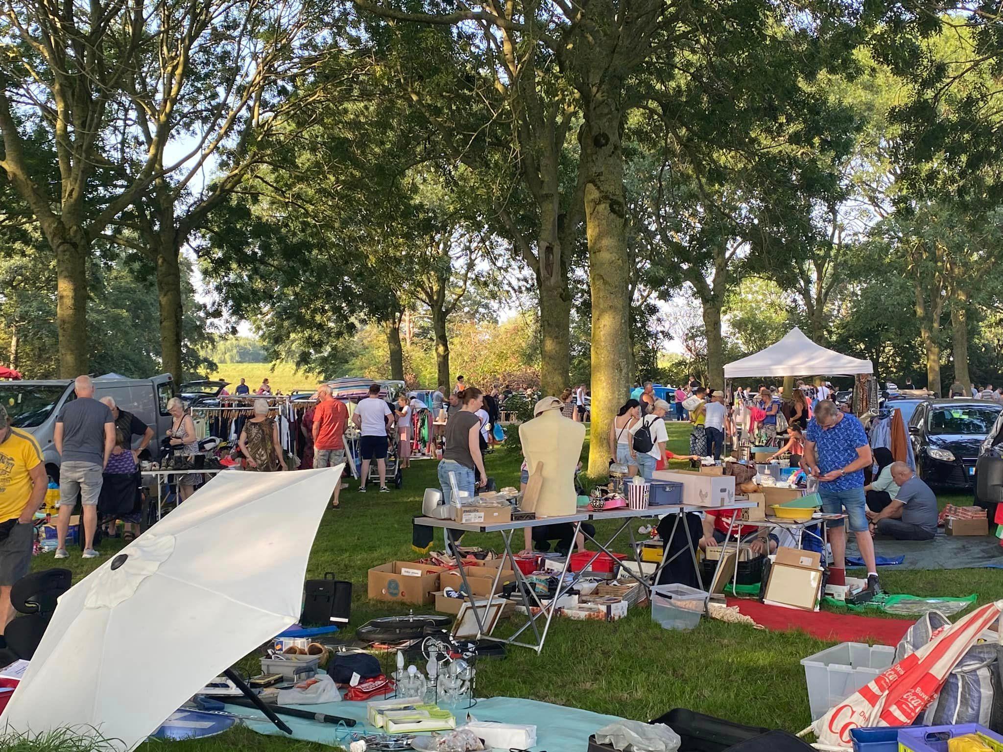 Kofferbakmarkt bij Strand van Luna in Heerhugowaard