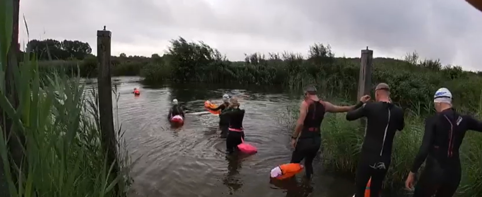 Het koude water in bij Geestmerambacht voor goed doel