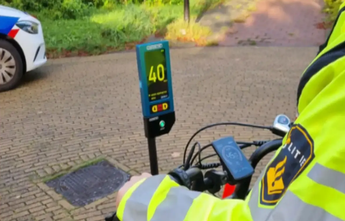 Verkeerscontrole op opgevoerde elektrische fietsen in Heerhugowaard