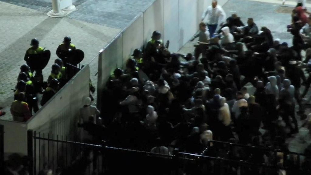 OM eist gevangenisstraf voor Legia-fan die ME’ers aanviel