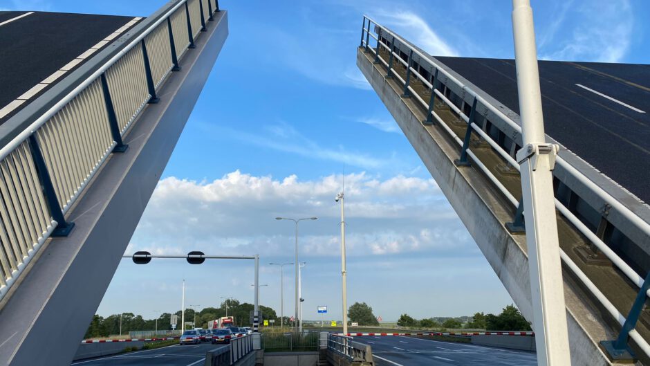 Problemen bij Leeghwaterbrug. Het brugdek richting trilt en zorgt voor geluidsoverlast