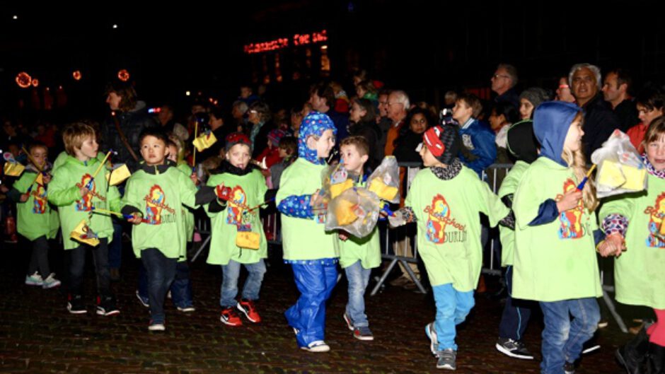 Meer dan 2.000 lichtjes op Waagplein tijdens lampionnenoptocht 