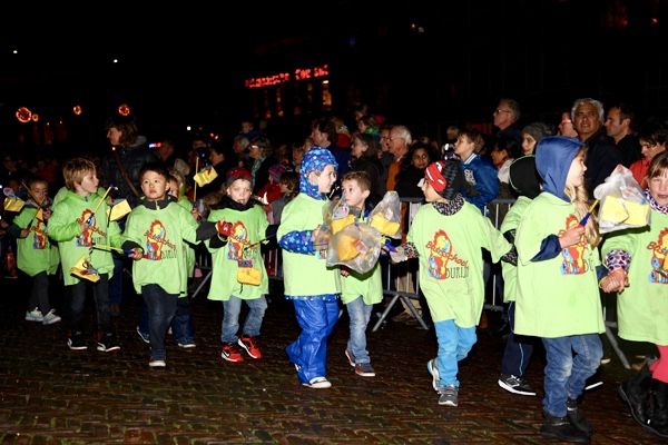 Meer dan 2.000 lichtjes op Waagplein tijdens lampionnenoptocht 