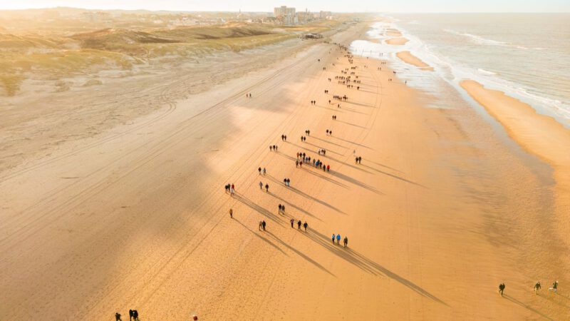 Winters wandelen aan de kust