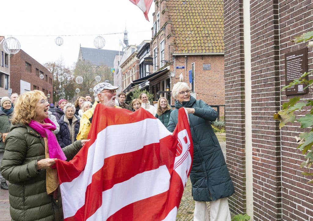 Bewoners hofje Paling en Van Foreest blij met nieuw gevelbord