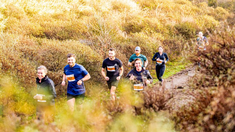 1.000 hardlopers trotseren heuvels en wind tijdens Pre-Run NN Egmond Halve Marathon