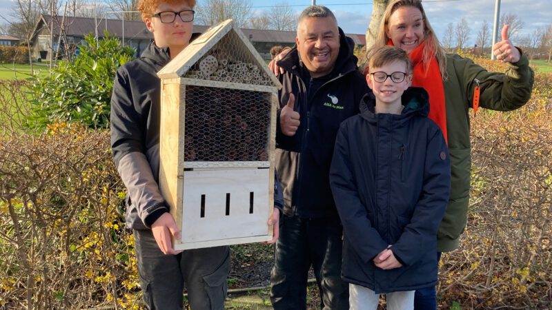 Insectenhotel van leerlingen Jan Arentz College krijgt bijzondere plek bij Golf & Padel Sluispolder