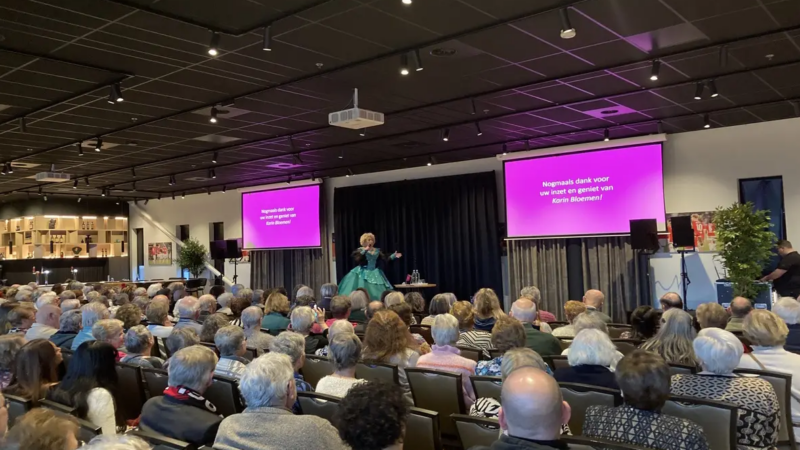 Vrijwilligers Magentazorg genieten van optreden Karin Bloemen