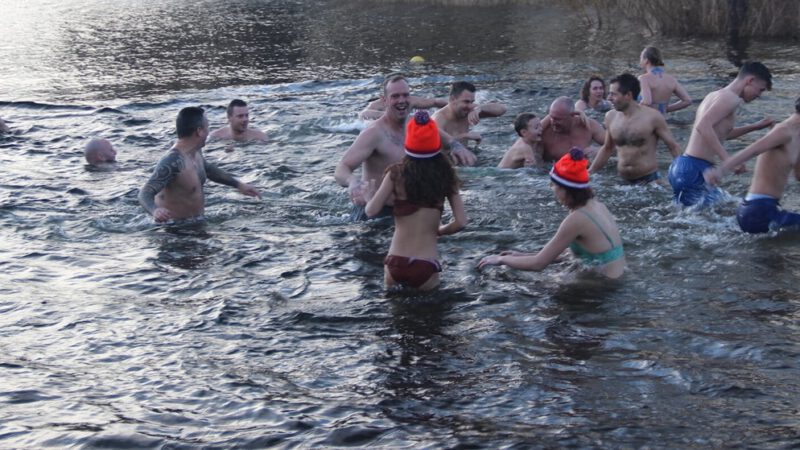 Nieuwjaarsduik in Nieuwlandersingel