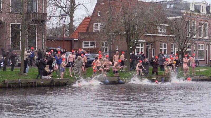 Ondanks storm wel gewoon nieuwjaarsduik in Emmakwartier in Alkmaar 