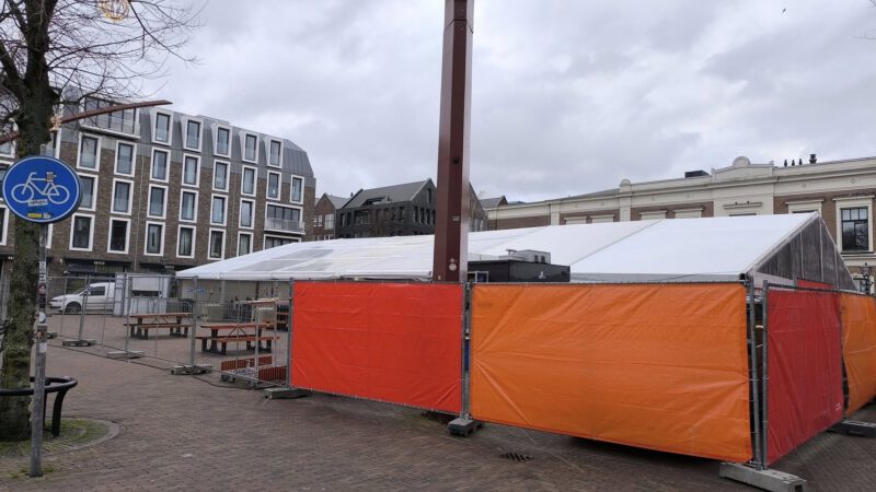 Rustig op de Alkmaarse Paardenmarkt bij fanzone AS Roma