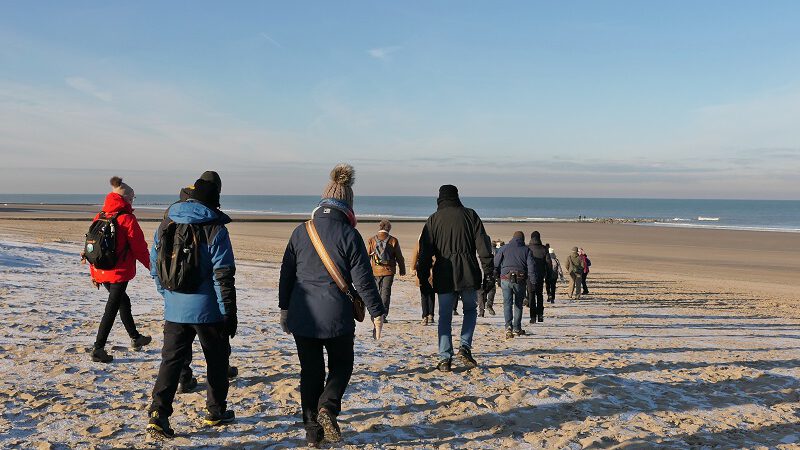 Winters wandelen aan de kust