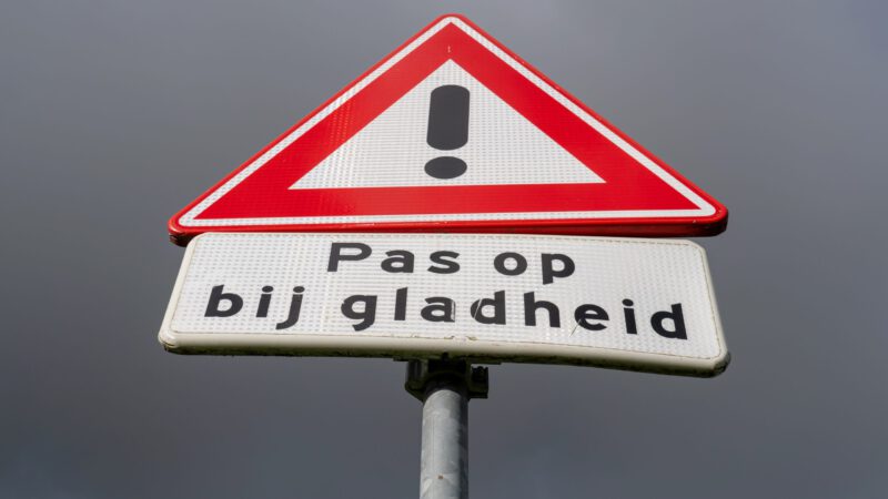 Code geel voor spekgladde wegen, kans op ongelukken groot