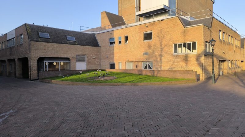 Muur en groenstrook achter Alkmaarse theater De Vest gaat definitief verdwijnen