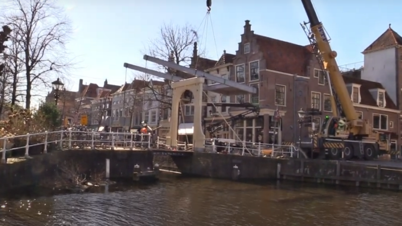 Poort Bathbrug bij het Waagplein in Alkmaar succesvol teruggeplaatst