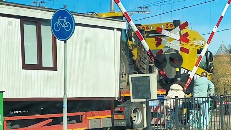 Vrachtwagen vast onder spoorboom in Castricum