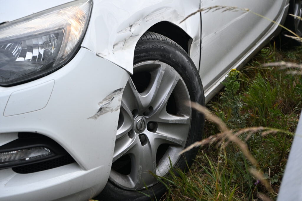 Auto tussen vangrail gedrukt door bedrijfsbusje [FOTO'S]