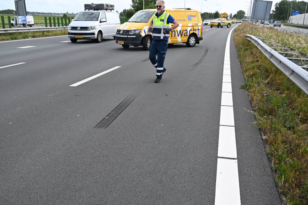 Auto tussen vangrail gedrukt door bedrijfsbusje [FOTO'S]