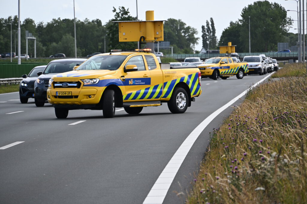 Auto tussen vangrail gedrukt door bedrijfsbusje [FOTO'S]