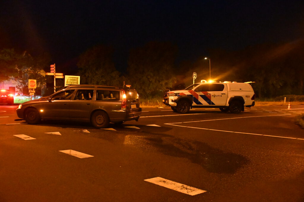 Twee voertuigen komen met elkaar in botsing in Egmond-Binnen