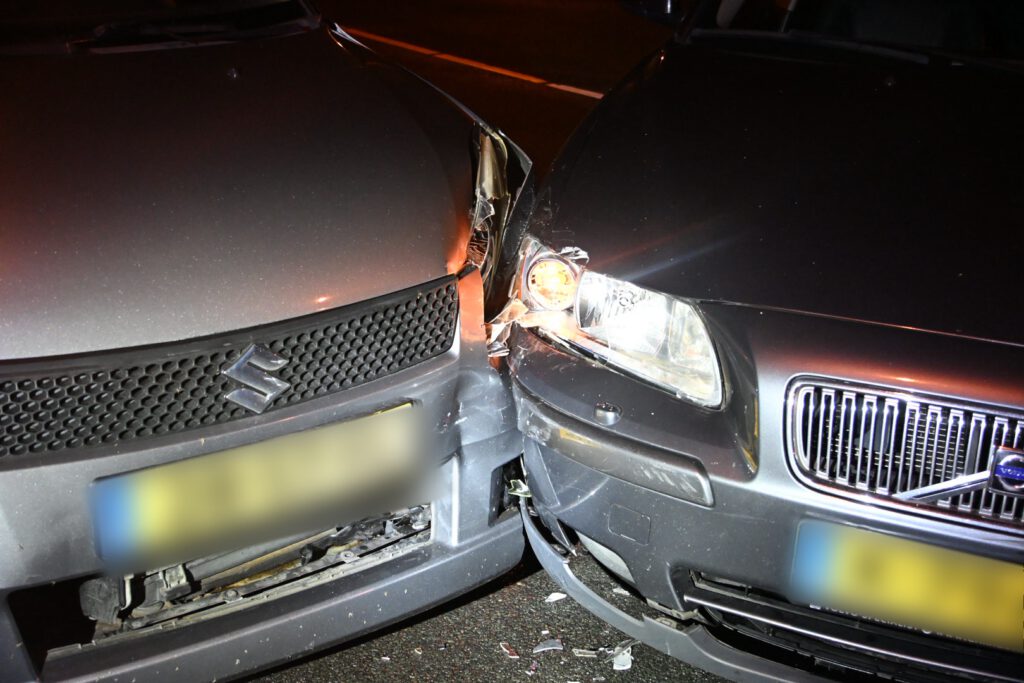 Twee voertuigen komen met elkaar in botsing in Egmond-Binnen