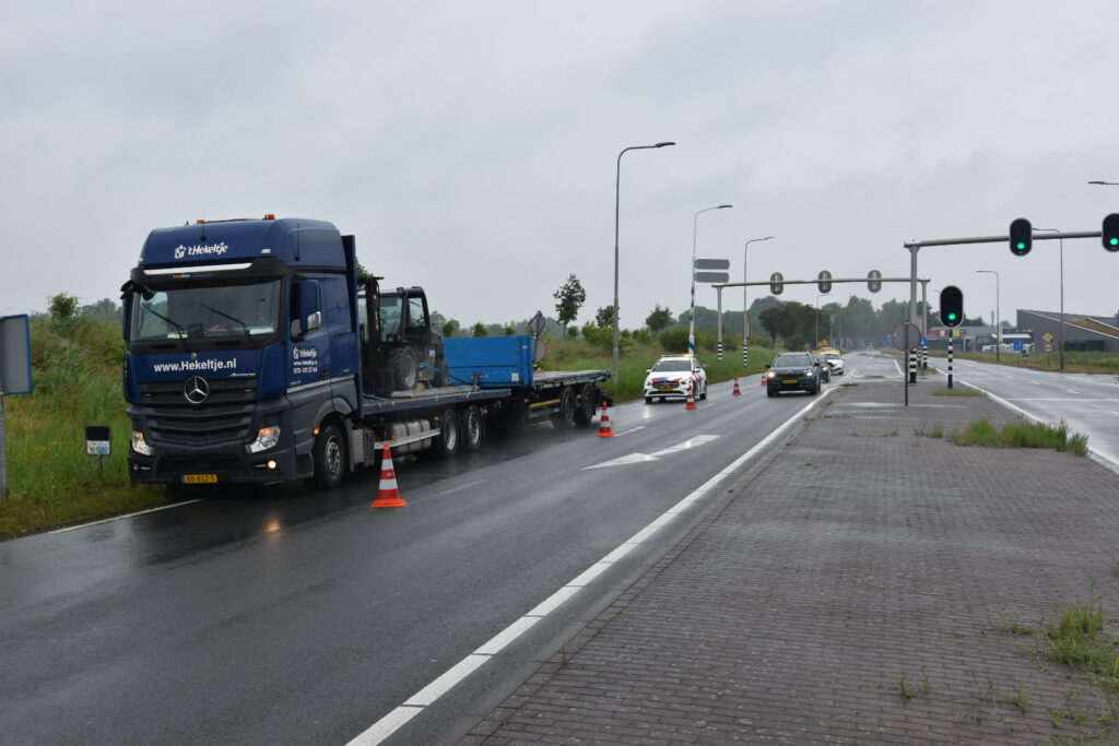 Vrachtwagen verliest aanhanger en ramt boom