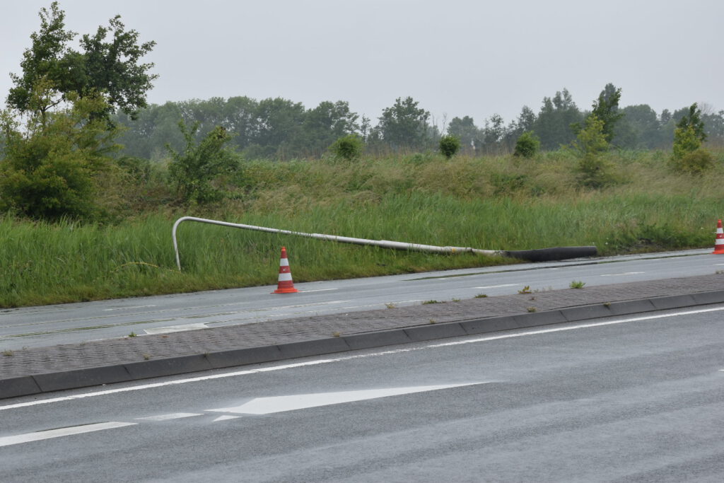 Vrachtwagen verliest aanhanger en ramt boom