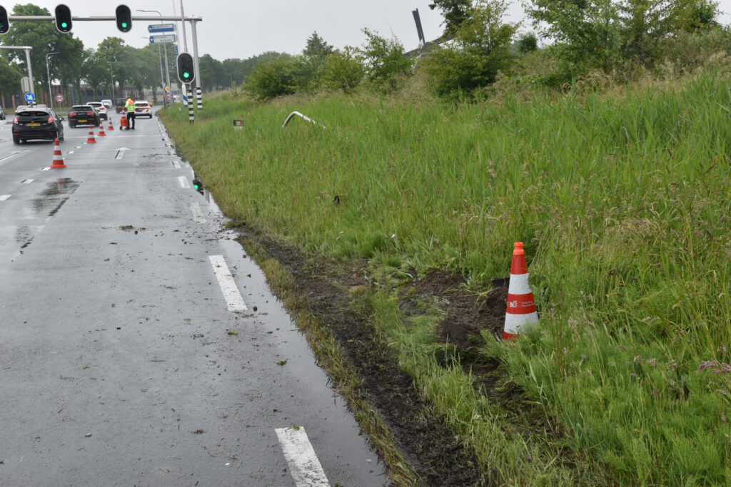 Vrachtwagen verliest aanhanger en ramt boom