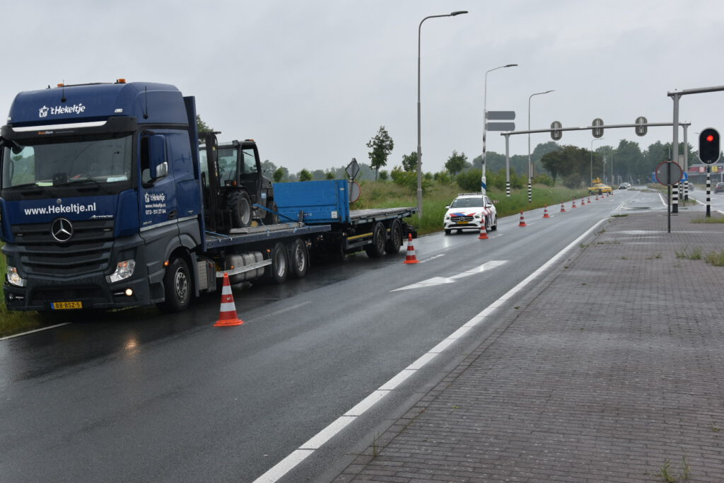 Vrachtwagen verliest aanhanger en ramt boom