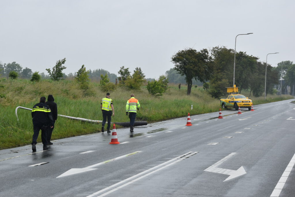 Vrachtwagen verliest aanhanger en ramt boom
