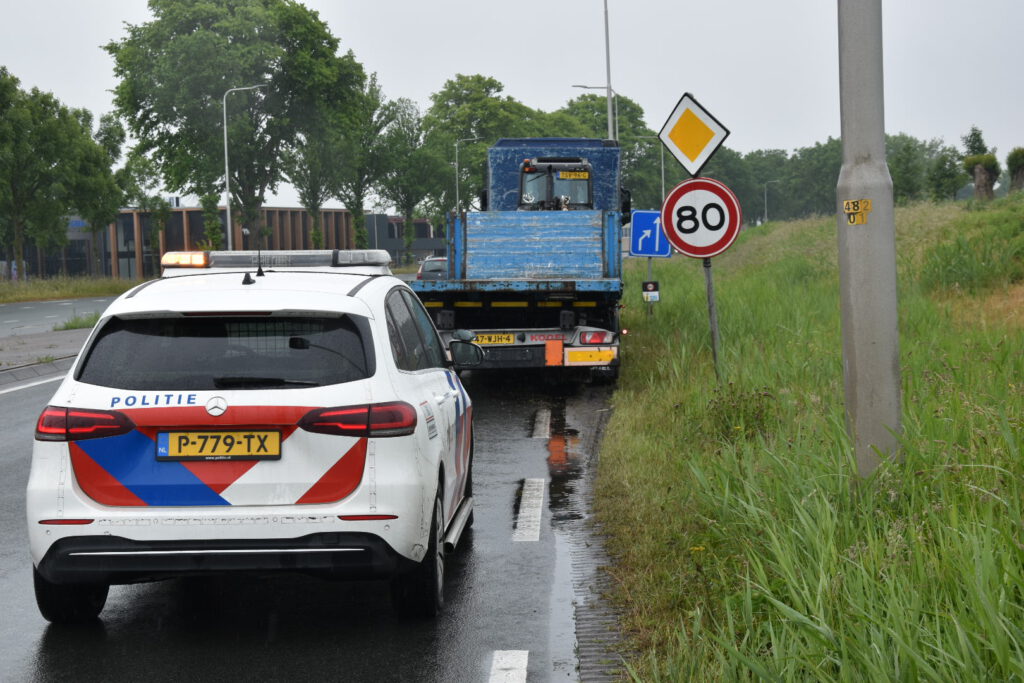Vrachtwagen verliest aanhanger en ramt boom