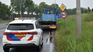 Vrachtwagen verliest aanhanger en ramt boom