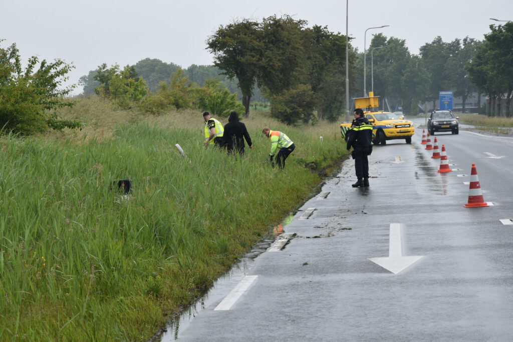 Vrachtwagen verliest aanhanger en ramt boom