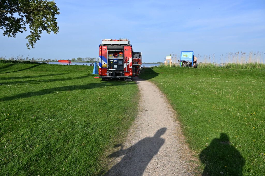 Boot zinkt op het water, brandweer boot ingezet voor opzittende bij Akersloot
