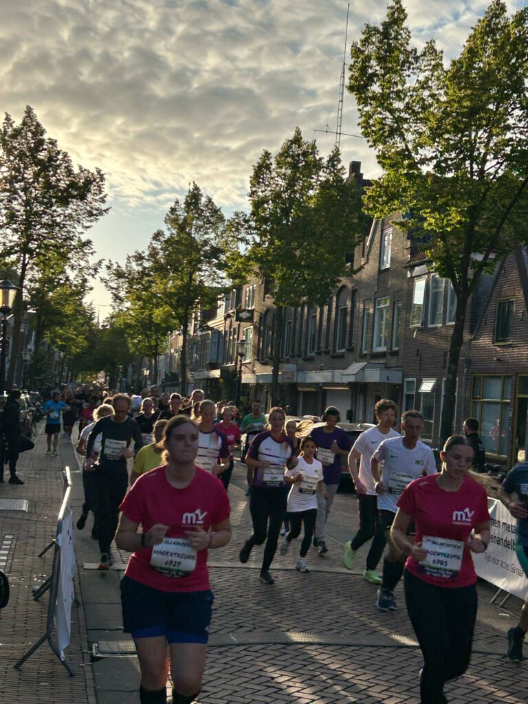 Alkmaar danst op hardloopschoenen door de binnenstad tijdens Alkmaar City Run by night (FOTO'S)