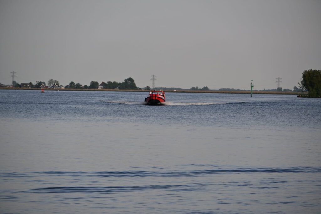 Boot zinkt op het water, brandweer boot ingezet voor opzittende bij Akersloot