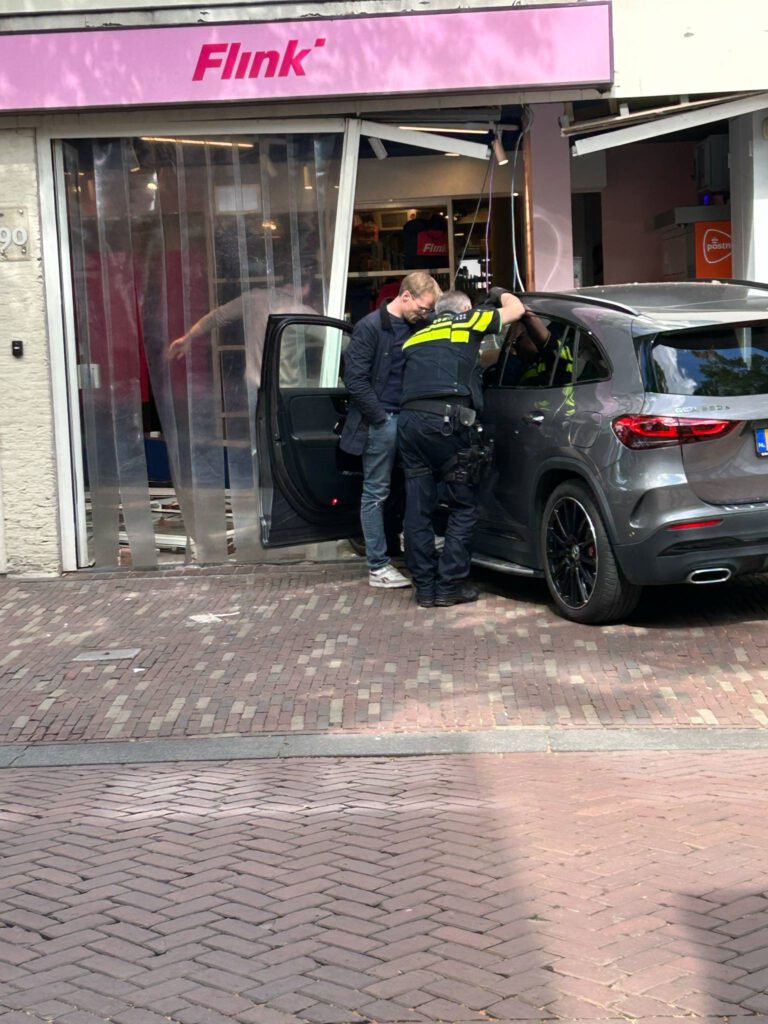Man botst met auto tegen pui van bezorgwinkel Go Flink op de Laat (Foto's)