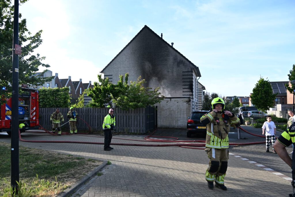 Brand in schuur richt flinke rookschade aan op huis in Heerhugowaard