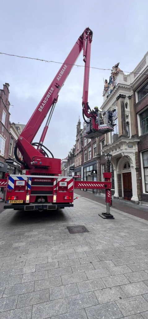 Opmerkelijke roofvogel op de Langestraat gevangen door brandweer in Alkmaar (FOTO'S)
