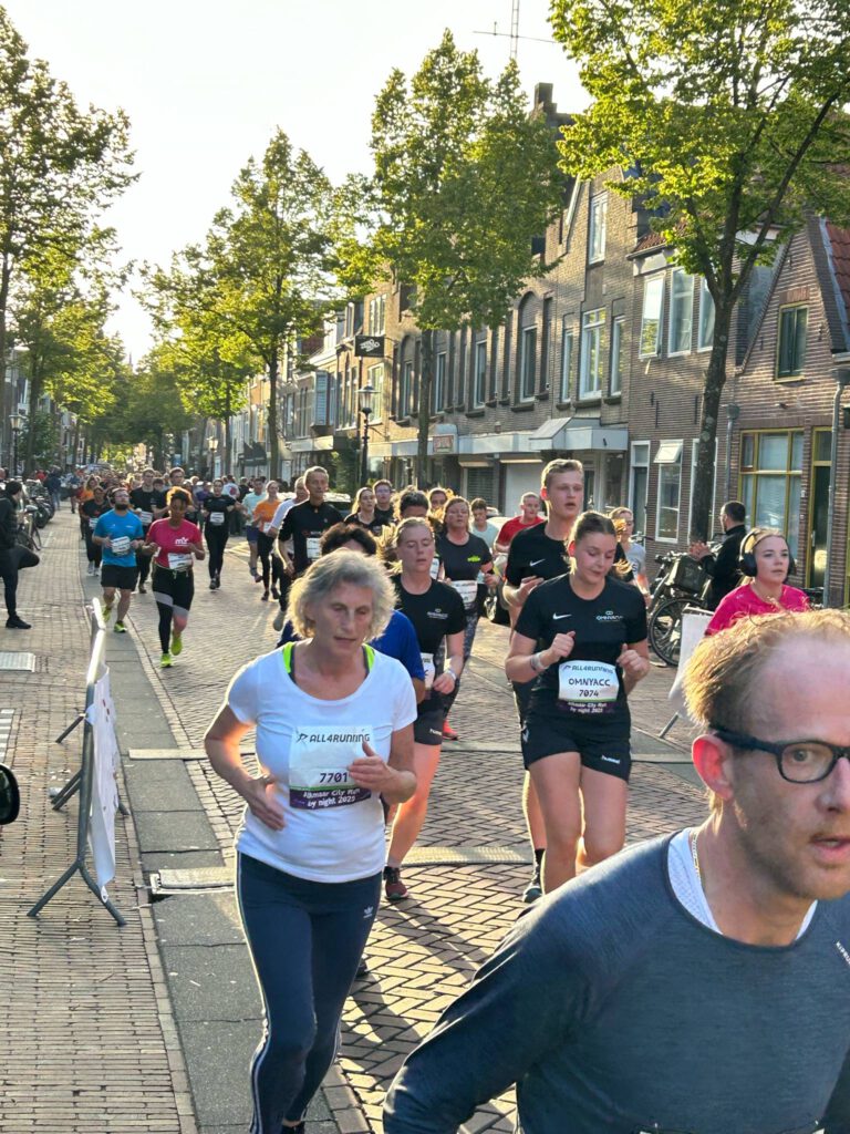 Alkmaar danst op hardloopschoenen door de binnenstad tijdens Alkmaar City Run by night (FOTO'S)