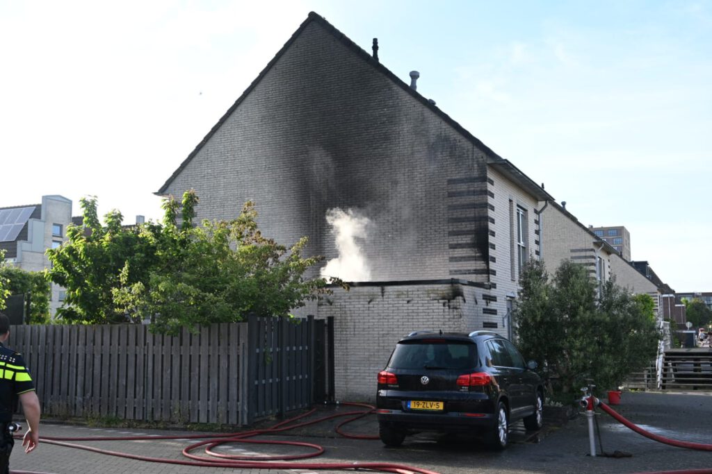 Brand in schuur richt flinke rookschade aan op huis in Heerhugowaard