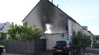 Brand in schuur richt flinke rookschade aan op huis in Heerhugowaard