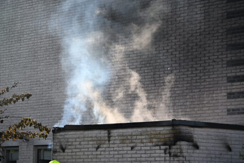 Brand in schuur richt flinke rookschade aan op huis in Heerhugowaard